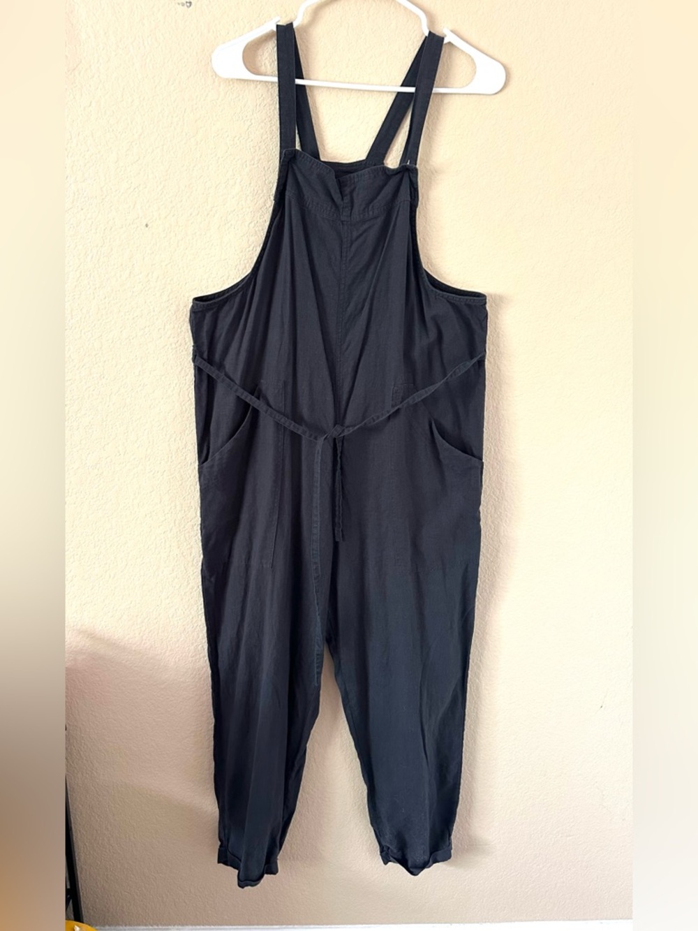 Universal Threads black linen jumper.